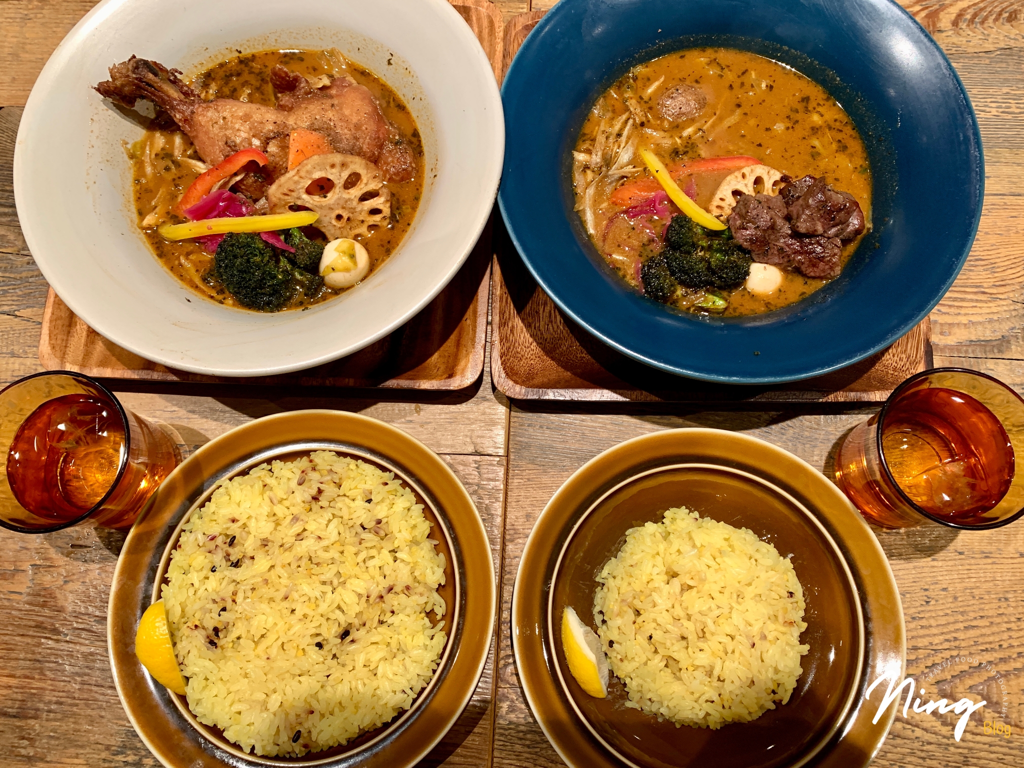 北海道 Soup Curry Treasure 的雞腿與牛肉湯咖哩套餐，搭配薑黃飯。