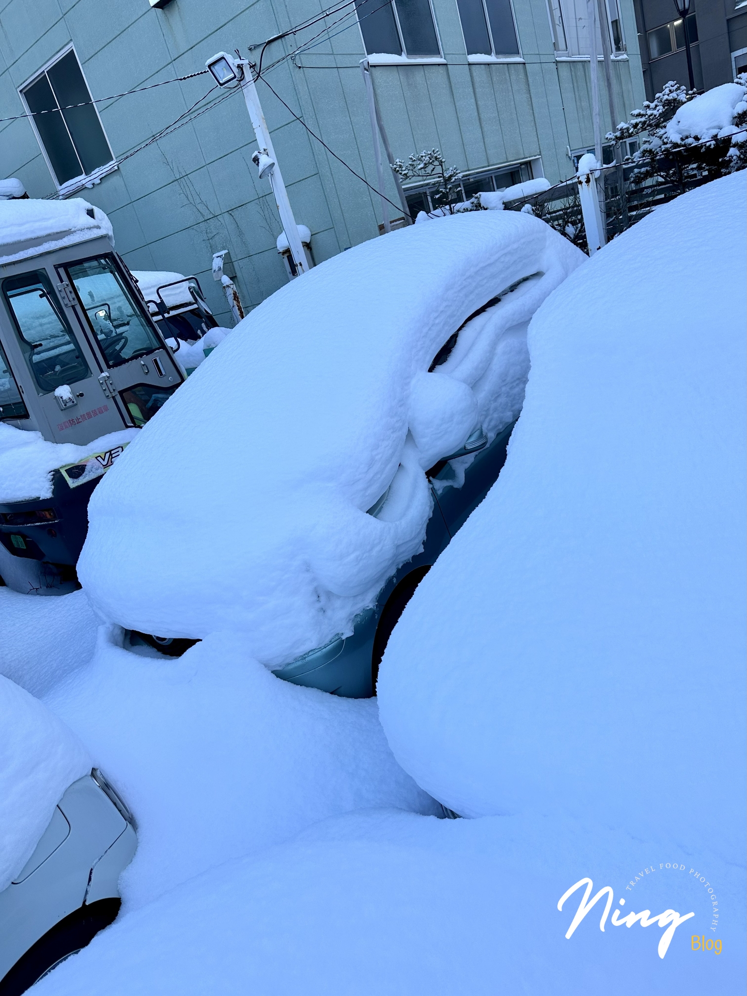 小樽冬季被厚厚積雪覆蓋的停放車輛。