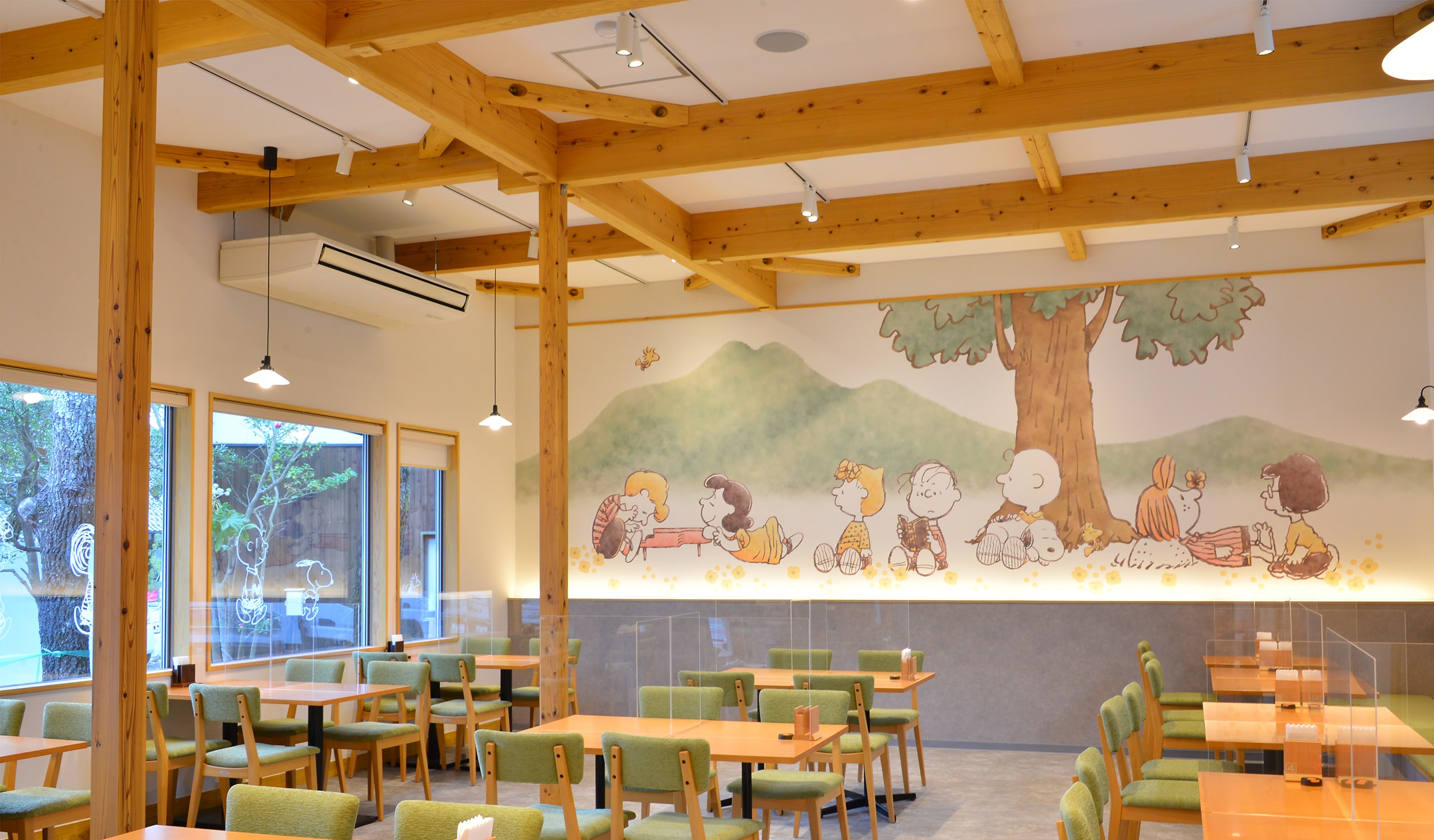 史努比主題咖啡館的溫暖木質風室內座位區